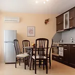 Bright House מלון דירות 3*
