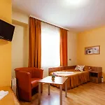 Bright House מלון דירות 3*
